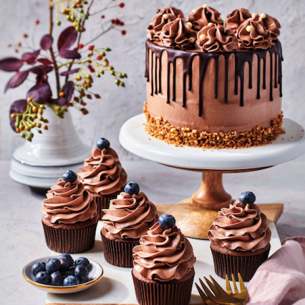 Bild von Enchanted Cream Schokolade Torte und Cupcakes von FunCakes